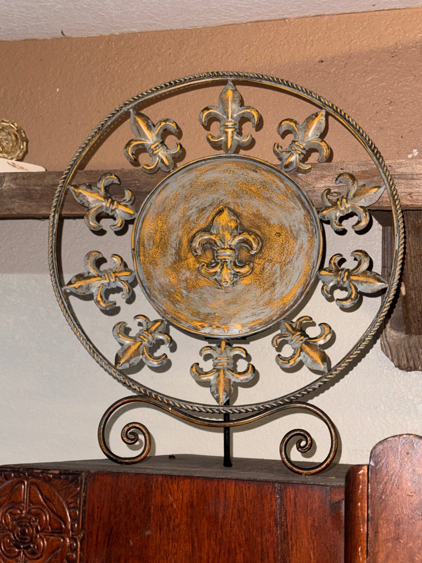 Rustic Fleur-de-Lis Medallion