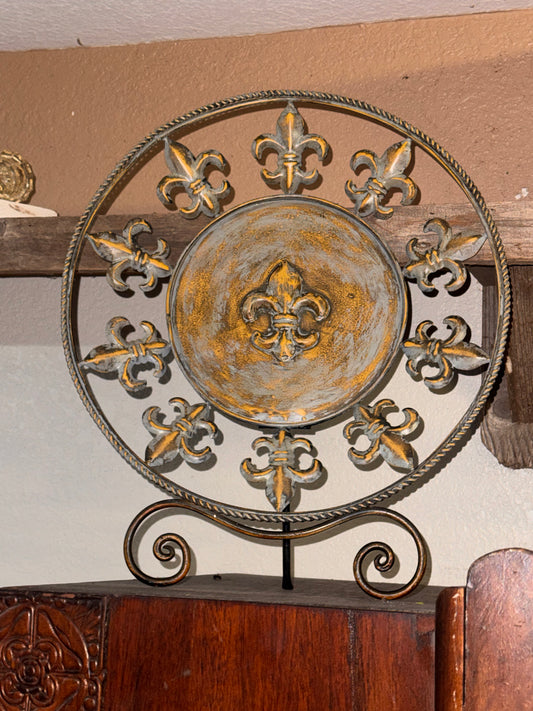 Rustic Fleur-de-Lis Medallion